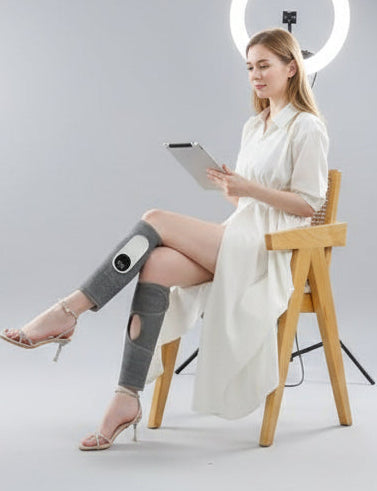 deux pressothérapie pour jambes de femme en robe blanche et soulier dans un studio de photo