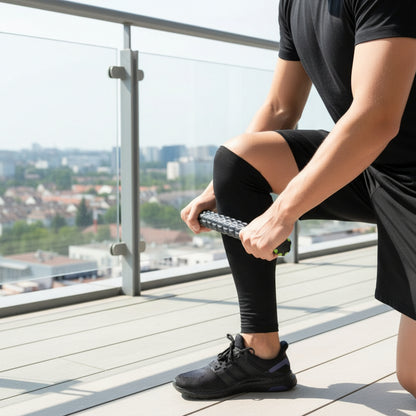 main d'homme mollet noir rouleau de massage noir vert sur le balcon