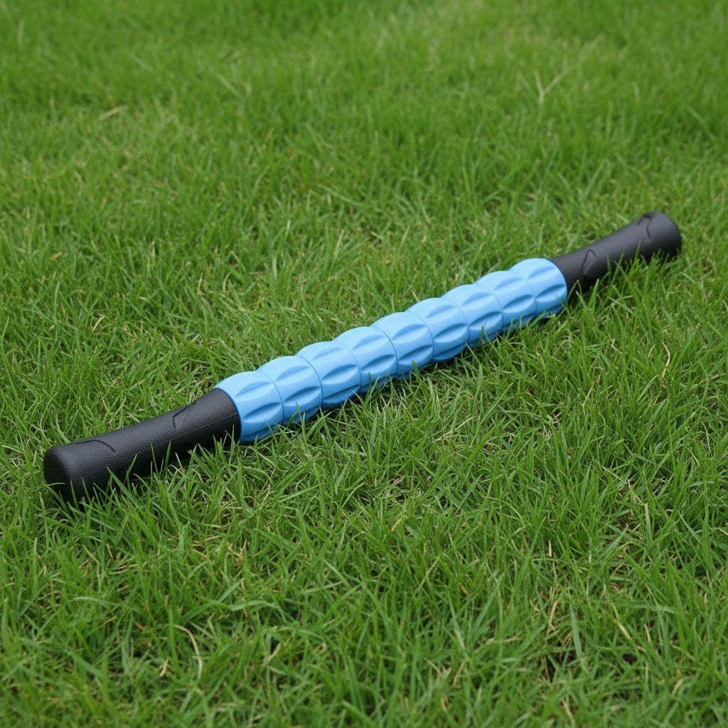 rouleau de massage bleu sur une pelouse verte