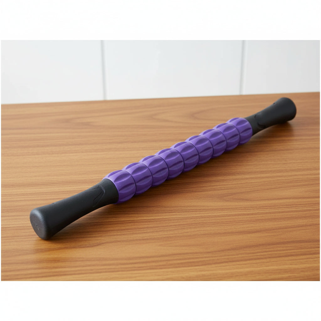 rouleau de massage violet et noir sur  un comptoir en bois