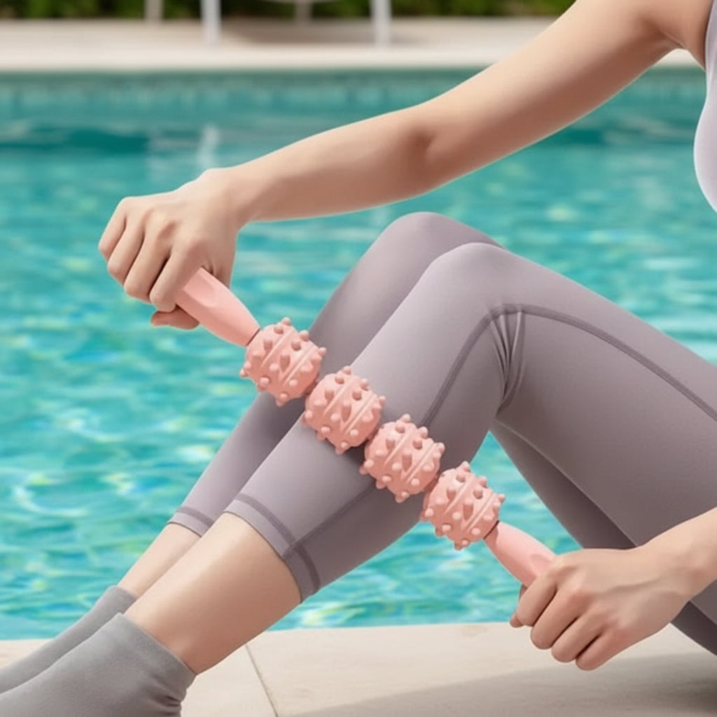 femme en pantalon gris passe rouleau de massage rose sur le bord de la piscine