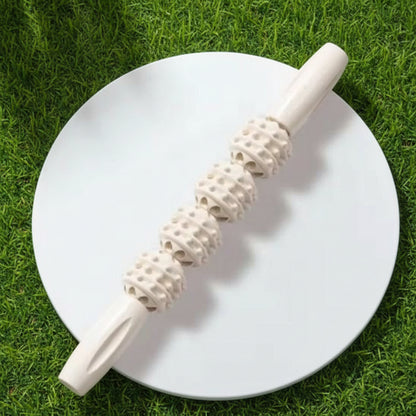 rouleau de massage blanc
dans une assiette blanche sur la pelouse verte