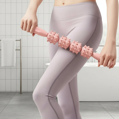 femme debout roule rouleau de massage rose sur cuisse dans la salle de bain