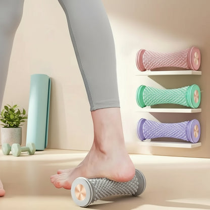 pied de femme pantalon beige sur rouleau de massage dans un petit gymnase