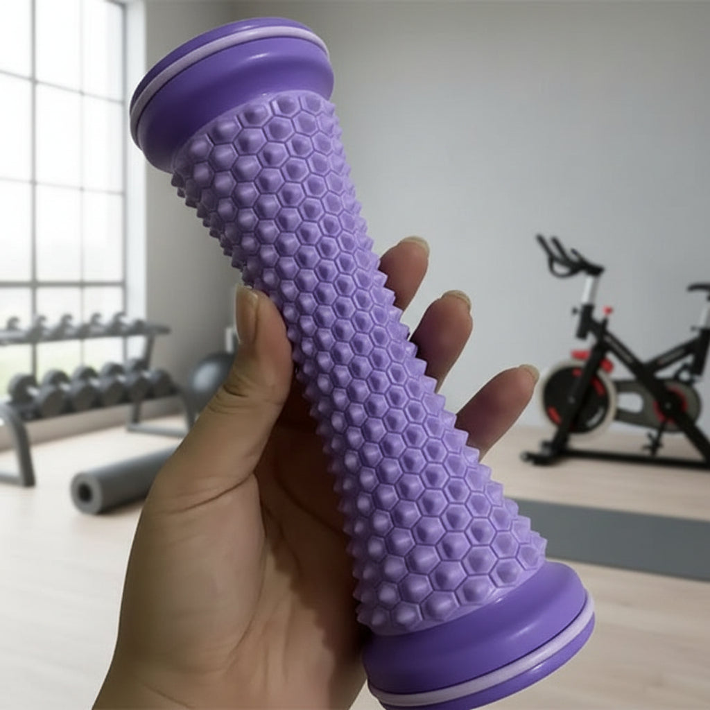 main sur rouleau de massage violet dans un petit gymnase
