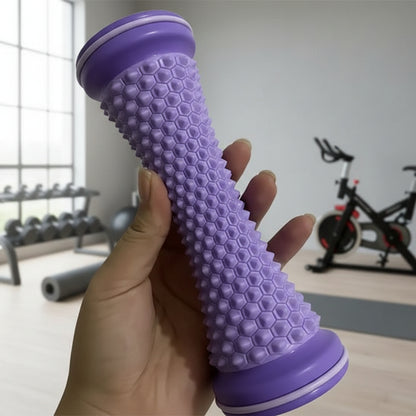 main sur rouleau de massage violet dans un petit gymnase