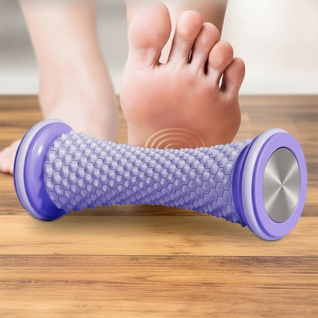 pied sur rouleau de massage violet sur plancher de bois