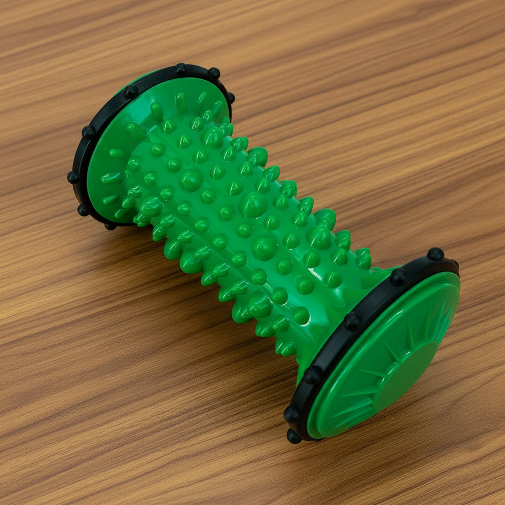 rouleau de massage vert sur une table de bois