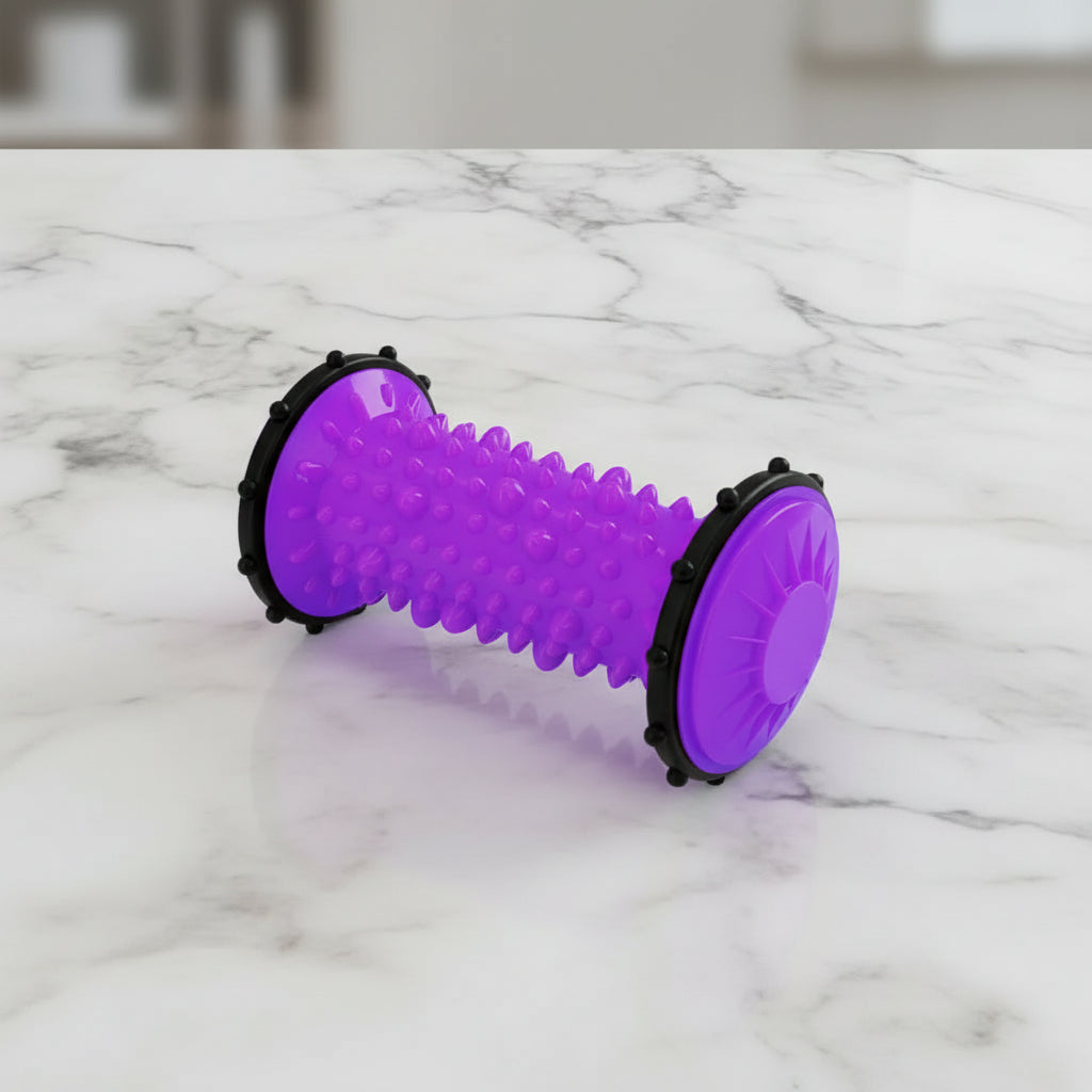 rouleau de massage violet sur un comptoir de marbre