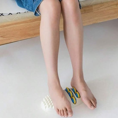 jambe de femme les pieds sur rouleau de massage haut bord du lit sur plancher gris