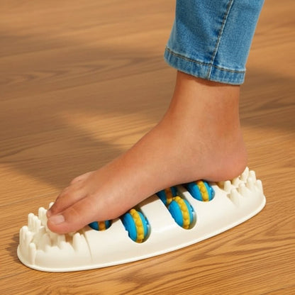 pied sur rouleau de massage sur plancher de bois brun foncé