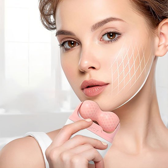 visage de femme avec rouleau de massage rose sur le menton
