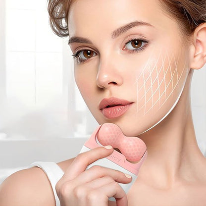 visage de femme avec rouleau de massage rose sur le menton