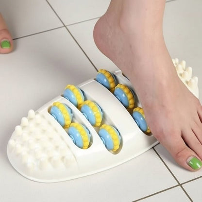 Pied avec ongle vert sur rouleau de massage sur plancher de céramique