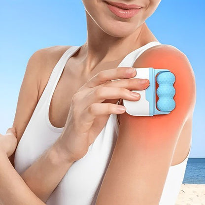 Épaule de femme en camisole blanc rouleau de massage bleu sur la plage