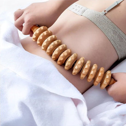 main sur rouleau de massage sur une femme dans un salon de massage