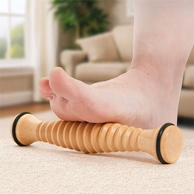 pied roule sur rouleau de massage sur tapis gris dans le salon