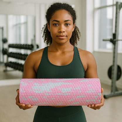 femme en noir avec rouleau de massage dans une salle de gymnase