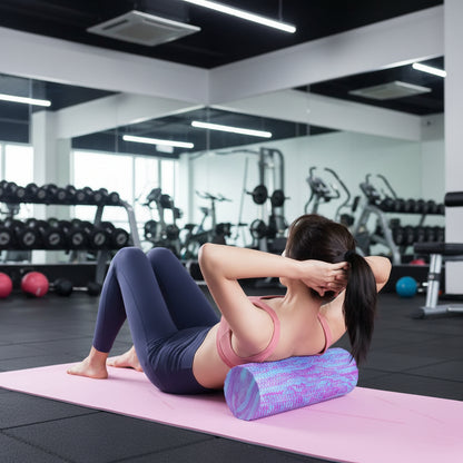 femme en camisole rose et pantalon bleu sur rouleau de massage bleu fond salle de gymnase