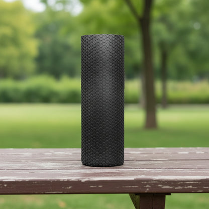 rouleau de massage noir sur une table de parc