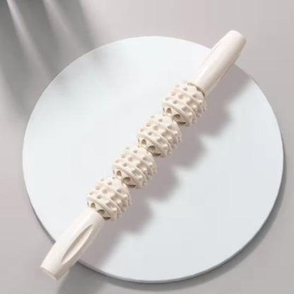 rouleau de massage blanc
sur assiette blanche