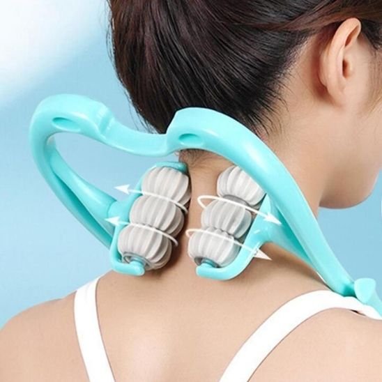 rouleau de massage bleu sur nuque femme avec bretelle blanc