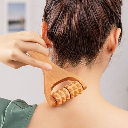 Cou de femme rousse la main sur rouleau de massage bois 2 rouleaux pointé sur fond flou