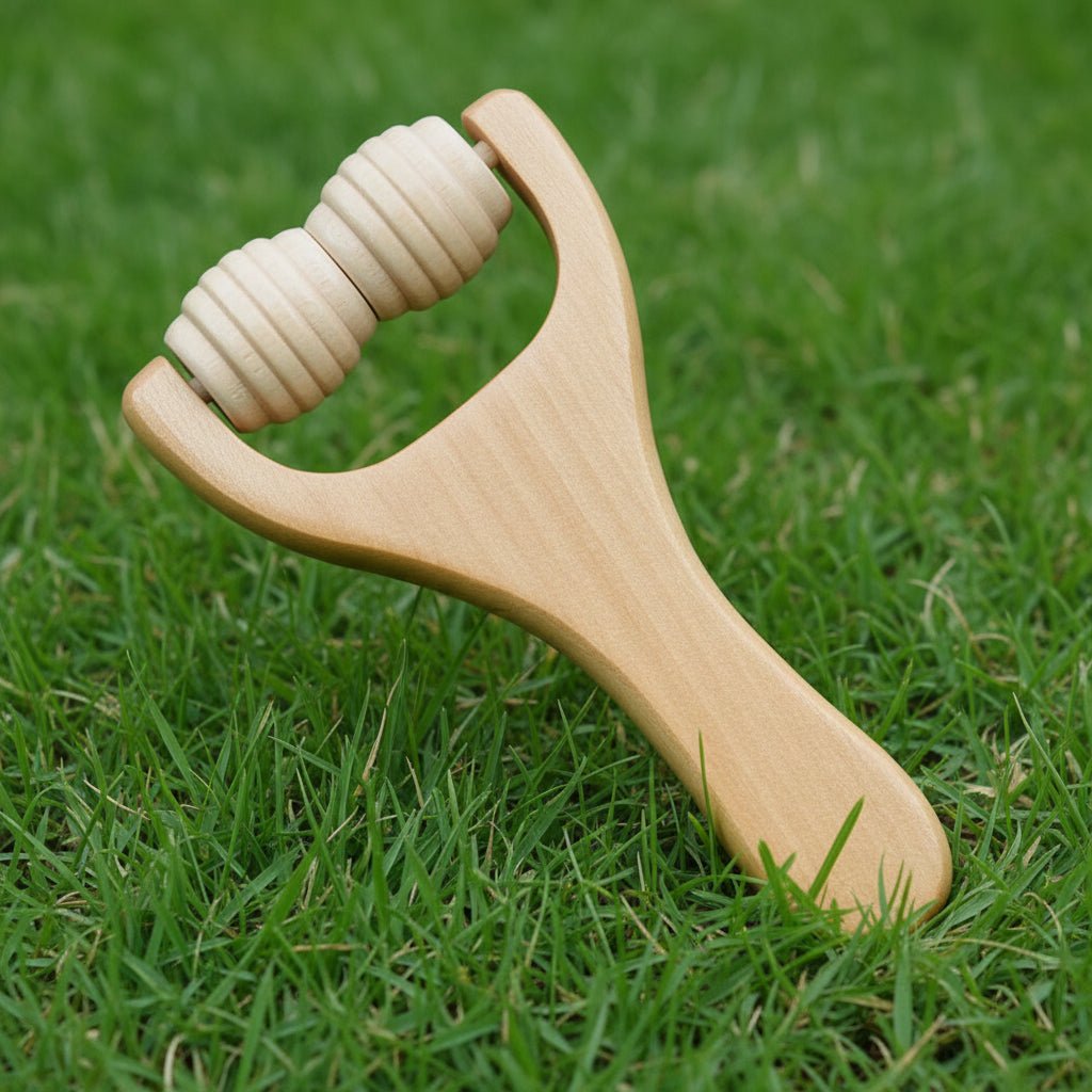 rouleau de massage en bois sur pelouse verte