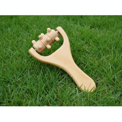 rouleau de massage en bois sur une pelouse verte