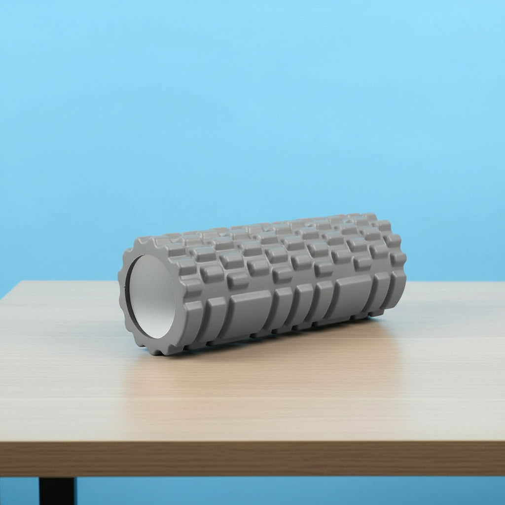 rouleau massage dos sur table en bois fond bleu