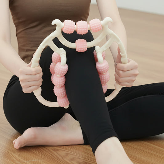  femme en pantalon noir et camisole brun avec rouleaux de massage rose et blanc sur plancher de bois