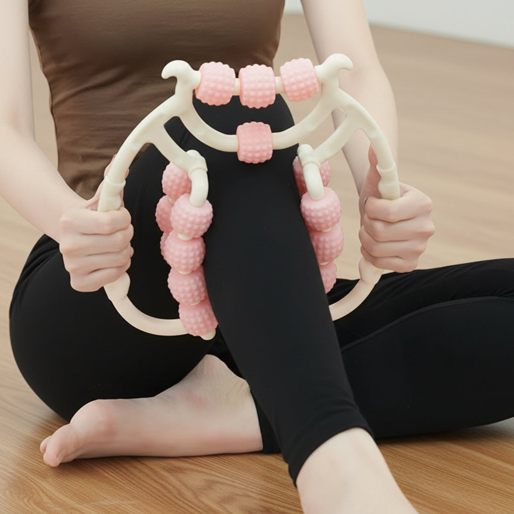  femme en pantalon noir et camisole brun avec rouleaux de massage rose et blanc sur plancher de bois