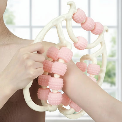 femme avec rouleaux de massage rose et blanc devant une grande fenêtre
