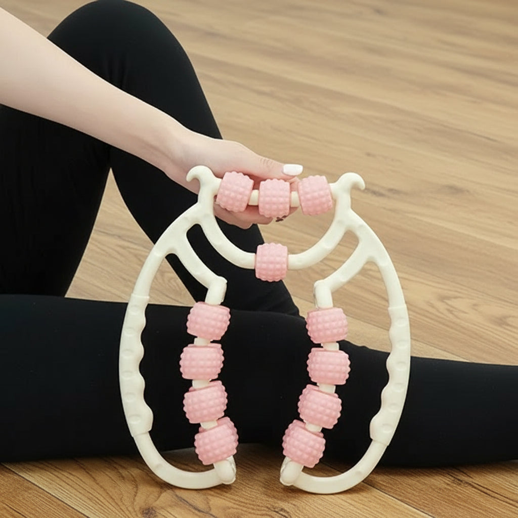 main sur rouleaux de massage rose et blanc jambe pantalon noir sur plancher de bois