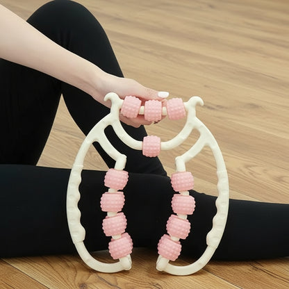 main sur rouleaux de massage rose et blanc jambe pantalon noir sur plancher de bois