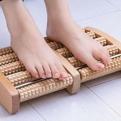 pied sur rouleaux de massage en bois sur plancher céramique gris