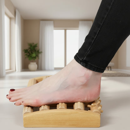 pied avec ongle rouge sur rouleaux de massage en bois dans le salon 