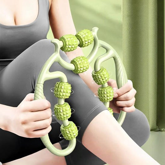 femme en pantalon gris rouleaux de massage vert dans le salon