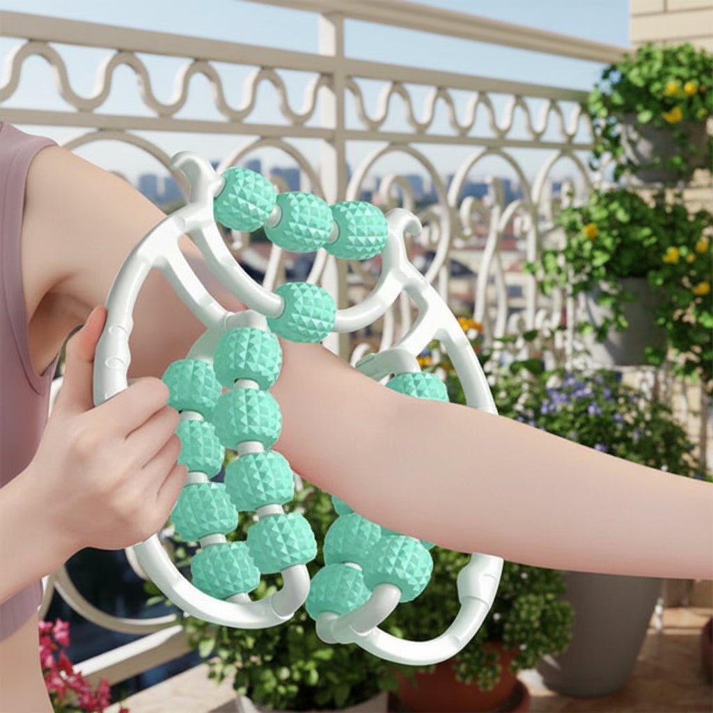 femme bras main rouleaux de massage vert  sur le balcon