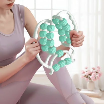 femme en pantalon violet rouleaux de massage vert devant une grande fenêtre