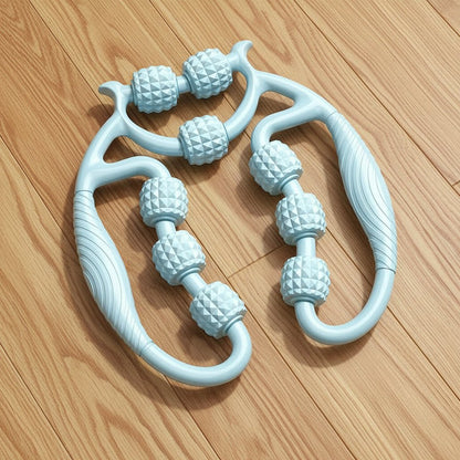 rouleaux de massage bleu sur un plancher de bois