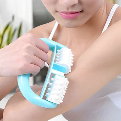 femme en camisole blanche avec main rouleaux de massage bleu dans le salon