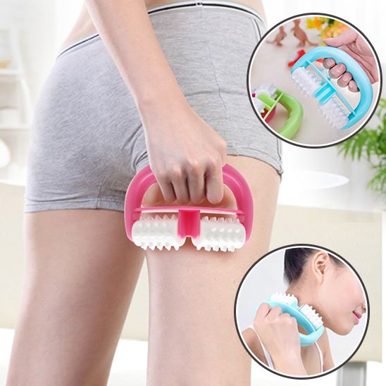 main sur rouleaux de massage rose blanc cuisse sur un bateau