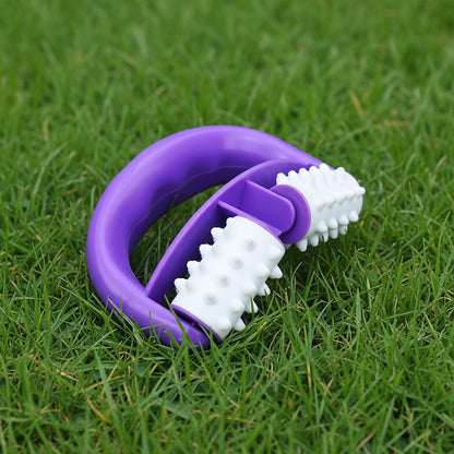 rouleaux de massage violet sur la pelouse verte