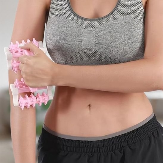 femme camisole grise main sur rouleaux de massage rose fond flou