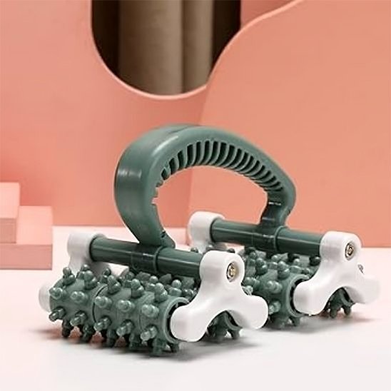 rouleaux de massage vert sur table blanche mur orange