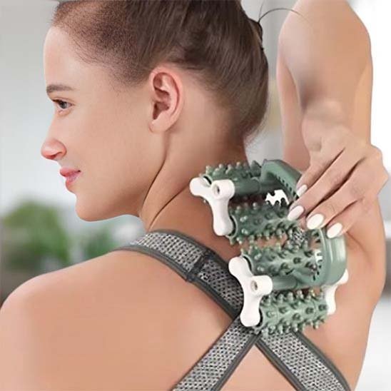 femme main sur rouleaux de massage vert blanc bretelle verte