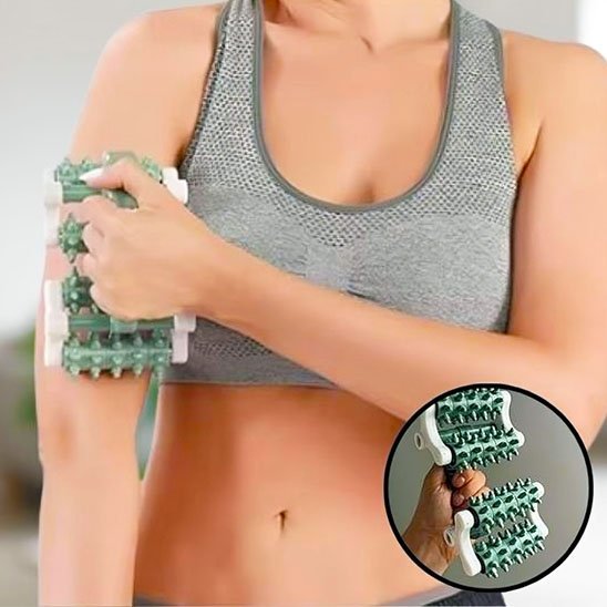 femme camisole grise main rouleaux de massage vert fond flou