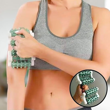 femme camisole grise main rouleaux de massage vert fond flou