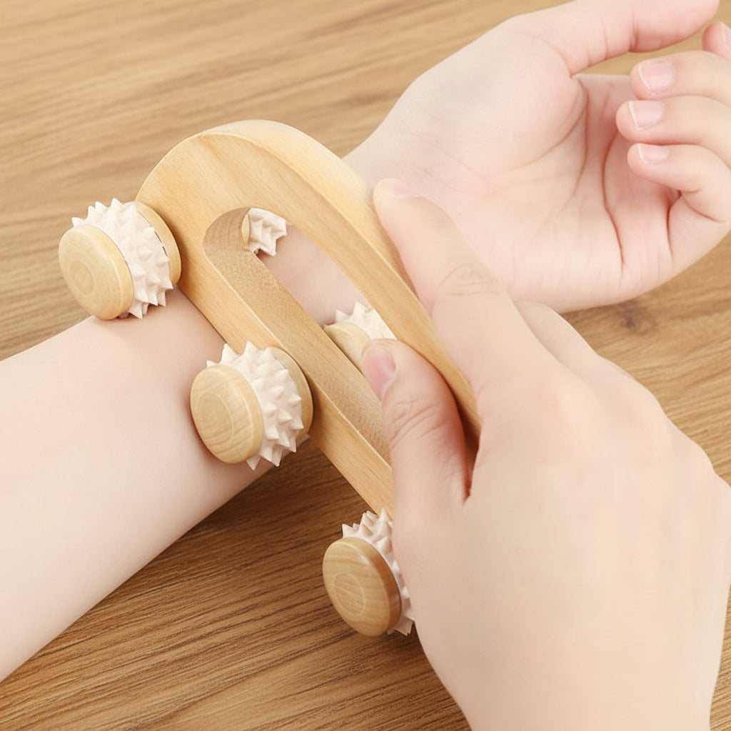 main rouleaux de massage bois sur poignet interieur sur table en bois